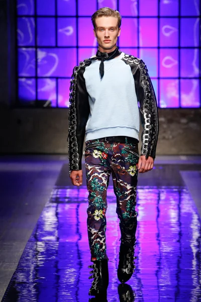 Look 19